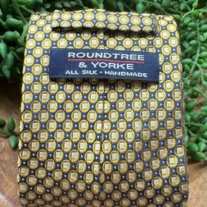 Roundtree and York All silk men's tie Navy and Yellow with boxes